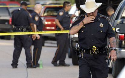 Un polic&iacute;a en una zona de un crimen en Houston el 9 de agosto