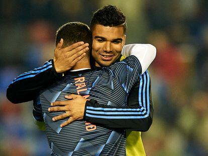 Eden Hazard y Casemiro se abrazan durante el calentamiento previo al partido contra el Levante, en febrero.