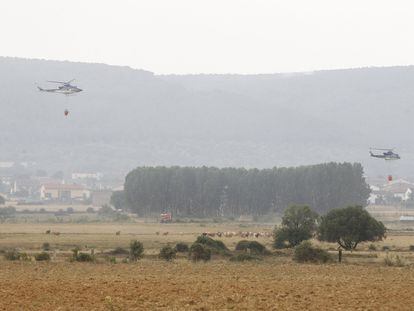 Dos helicópteros transportaban agua el sábado hasta el incendio de la sierra de la Culebra, en el municipio de Ferreras de Abajo (Zamora).