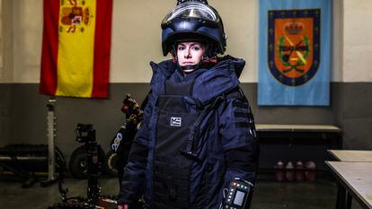 El traje de la policía del cuerpo Tedax-NRBQ pesa 30 kilos y el casco cinco más.