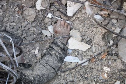 El cadáver de un niño sirio entre los escombros de un edificio en la localidad de Jandaris, en la provincia de Alepo. 