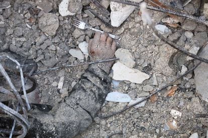 El cadáver de un niño sirio entre los escombros de un edificio en la localidad de Jandaris, en la provincia de Alepo.