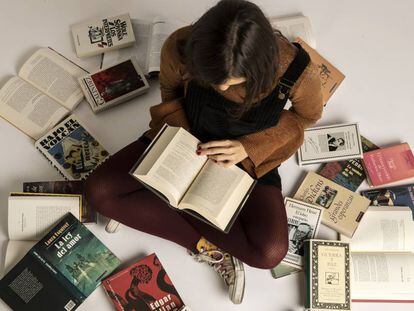 Una joven rodeada de libros del sello Círculo de Lectores.