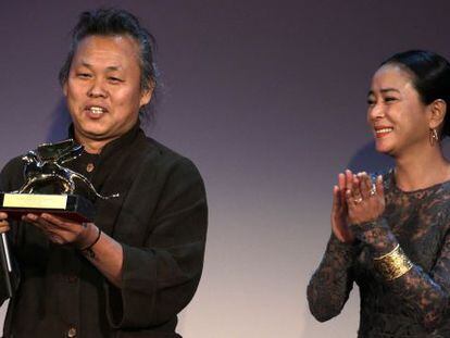 El cineasta Kim Ki-duk recibe el Le&oacute;n de Oro de Venecia. 