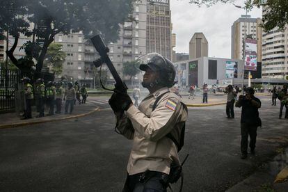 La polic&iacute;a impide que una marcha de la oposici&oacute;n venezolana llegue al centro de Caracas. 