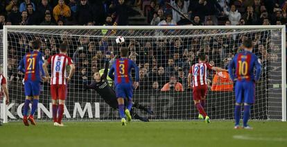 Gameiro falla el penalti ante el Barcelona.