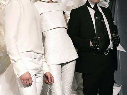Karl Lagerfeld posa con dos de sus creaciones presentadas ayer en París.
