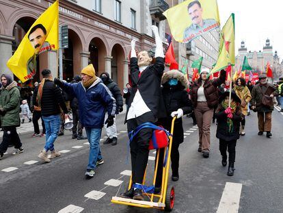 Manifestantes kurdos empujaban un muñeco con una careta de Erdogan, el sábado en Estocolmo.