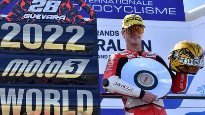 El español Izan Guevara celebra el podio del Moto3 este domingo en Phillip Island, en Australia.
