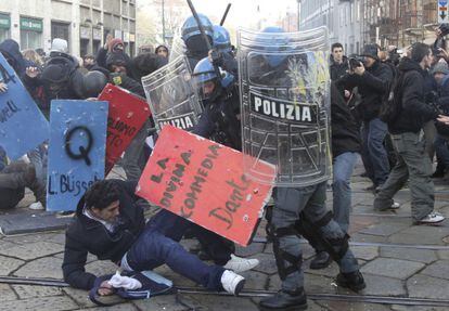 Estudiantes italianos chocan con la polic&iacute;a antidisturbios durante una protesta contra los recortes presupuestarios hoy en Mil&aacute;n, Italia