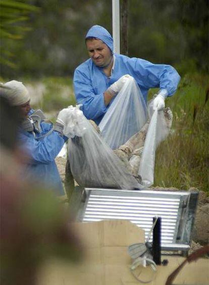 Dos forenses exhuman un cadáver el jueves pasado en Ocaña.