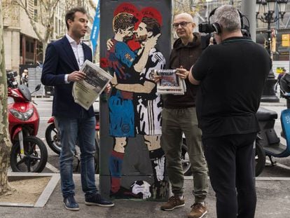 Periodistas italianos ante el cartel de TvBoy.