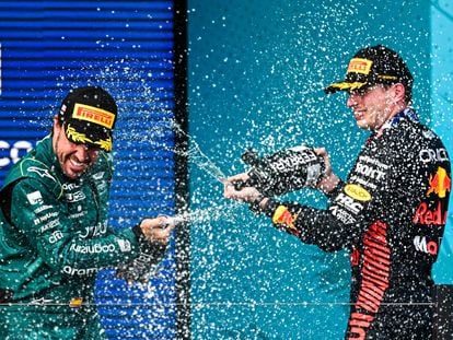 Max Verstappen y Fernando Alonso celebran el podio conseguido en el GP de Miami el pasado domingo.