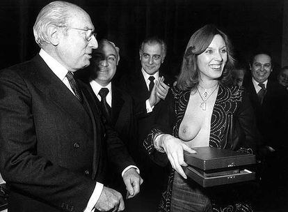 Enrique Tierno Galván y Susana Estrada, en la entrega de los premios del diario 'Pueblo' en 1978.