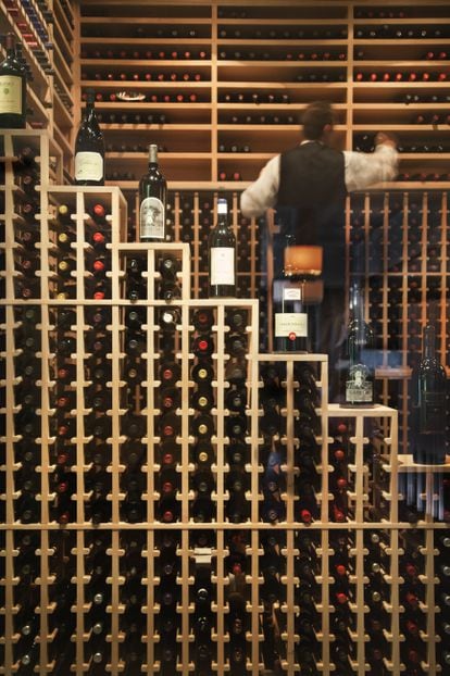 Los restaurantes apuestan por vinos exclusivos como parte de su oferta gastronómica. Un sumiller selecciona una botella de vino.