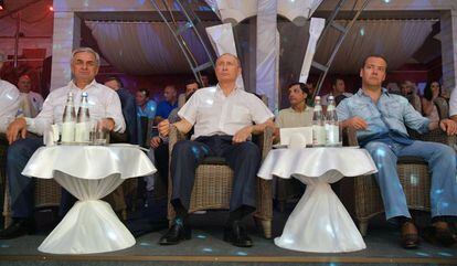 El l&iacute;der abajaso, Raul J&aacute;dzhimba, a la izquierda, Vlad&iacute;mir Putin, y el primer ministro ruso Dmitri Medv&eacute;dev el 8 de agosto en sochi (Rusia).
