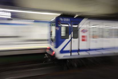 Un tren llega al andén de la estación de metro de Sol en Madrid.