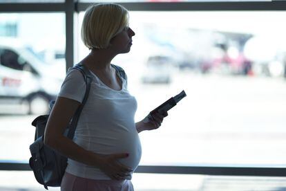 Imagen ilustrativa de una mujer embarazada en un aeropuerto.