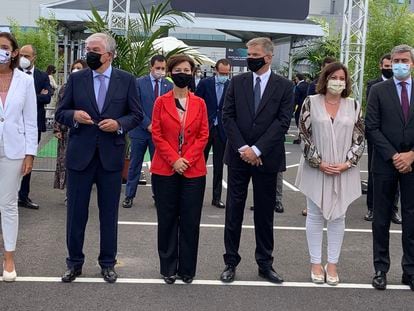 La ministra de Industria, Comercio y Turismo de España, Reyes Maroto, junto a otras autorizadas en un acto en Amazon, en Illescas (Toledo).