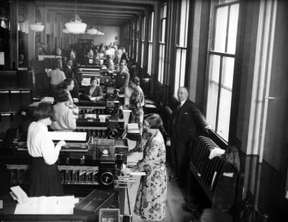Varias personas perforan tarjetas con información recopilada por el censo con máquinas de Hollerith, en Londres, en junio de 1932.