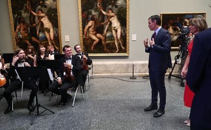 El presidente del Gobierno, Pedro Sánchez, habla con algunos de los integrantes de la Orquesta Sinfónica de Kiev, que interpretó algunas piezas de música clásica antes de la cena, el miércoles en el Museo del Prado. 