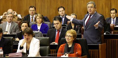 Las consejeras Carmen Martínez Aguayo (PSOE) y Elena Cortés (IU) sonríen durante la intervención de Zoido ayer en el Parlamento.