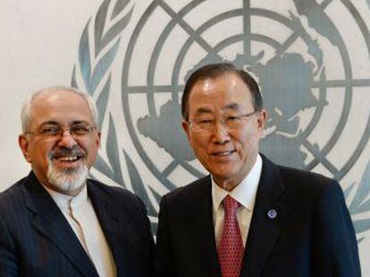 Javad Zarif, ministro iran&iacute; de Exteriores (izquierda), durante su encuentro con Ban Ki-Moon, secretario general de la ONU.