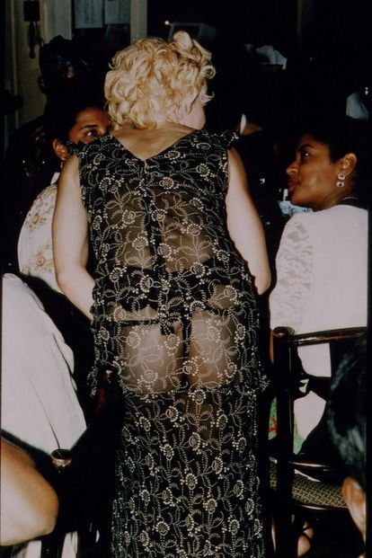 En 1994 Madonna se presentó de esta guisa en el cumpleaños de Wesley Snipes. La actriz, que a esas alturas ya habían escandalizado a la Iglesia con 'Like a prayer' y al mundo entero con su Blonde Ambition Tour y su atrevido libro 'Sex' no pretendía escandalizar a nadie: simplemente le apetecía mucho mostrar su maravillosamente tonificado trasero.