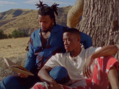 Un fotograma del vídeo de 'Delicate limbs' con Serpentwithfeet (de azul) y Jamal DeAndre.