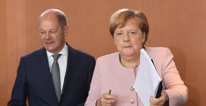 El ministro de Finanzas alemán, Olaf Scholz, y la canciller, Angela Merkel, el pasado día 28 de agosto.