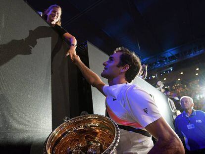 Federer saluda a su esposa Mirka tras la victoria.