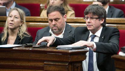 Neus Munté, Oriol Junqueras i Carles Puigdemont, en la sessió de control al Parlament.