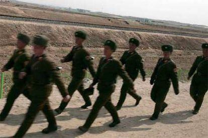 Imagen de archivo con soldados norcoreanos desfilando en el Complejo Industrial Gaeseong.