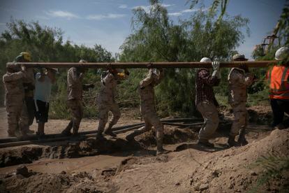 Soldados mexicanos junto a familiares de los mineros durante la operación de rescate en la comunidad de Agujita, municipio de Sabinas, Coahuila, el 5 de agosto.