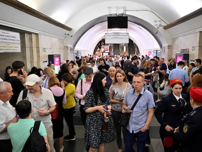 Residentes locales se refugian en una estación de metro en el centro de Kiev, durante la andanada de misiles rusos lanzados contra la capital ucrania, este lunes.