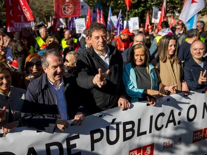 El candidato socialista José Ramón Gomez Besteiro, este domingo, en la manifestación convocada por la plataforma SOS Sanidad en defensa de la sanidad pública, en la Praza do Obradoiro.