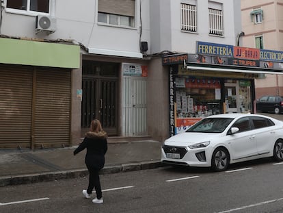 Fachada del bloque de viviendas donde mataron a Paco, un crimen por el que acaban de condenar a su asesina.