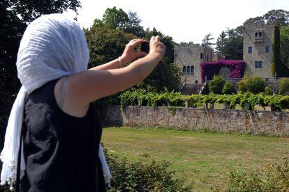 Una visitante fotograf&iacute;a el pazo de Meir&aacute;s (siglo XVIII) en julio de 2011.