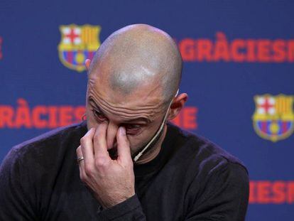 Mascherano trata de evitar las lágrimas en su despedida.