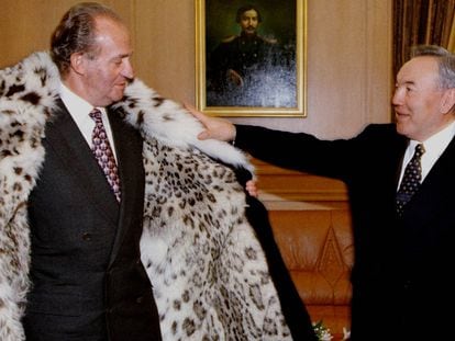 El presidente de Kazajistán, Nursultán Nazarbáyev, regala el abrigo de piel al rey Juan Carlos durante su visita al país asiático en 1998.