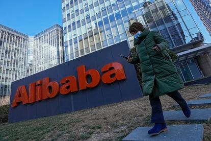 Una mujer delante de la oficina de Alibaba el pasado diciembre.