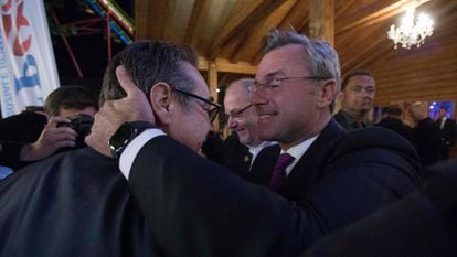Norbert Hofer, nuevo líder de la ultraderecha austriaca, saluda al exlíder Heinz-Christian Strache (izquierda), en un acto en Viena el 19 de septiembre.