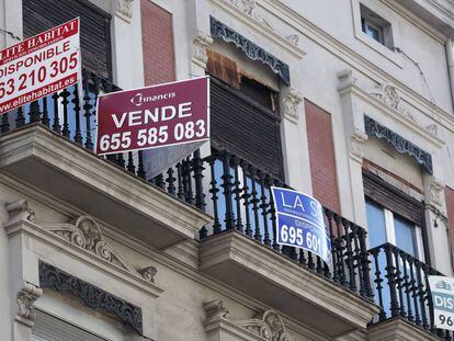 Pisos en Valencia con el cartel de disponibles.