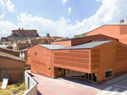 Fachada principal del Teatro-Auditorio de Illueca (Zaragoza), obra de Magén Arquitectos.