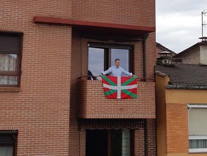 El Lehendakari coloca una ikurriña en el balcón de su casa de Durango (Bizkaia) con motivo del Aberri Eguna.
