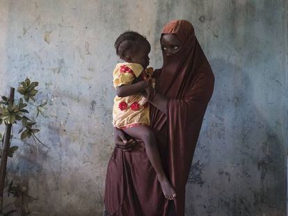 Dada, de 15 años, sostiene a su hija Husseina, de 18 meses, en Maiduguri, en el estado de Borno (Nigeria), en 2017. Ella fue secuestrada por Boko Haram y quedó embarazada mientras estaba en cautiverio.