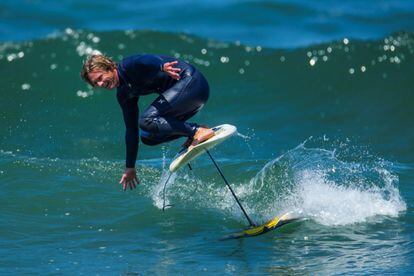 El surfista Jon Foreman monta su 'foilboard' en la costa de Del Mar, California (EE UU).