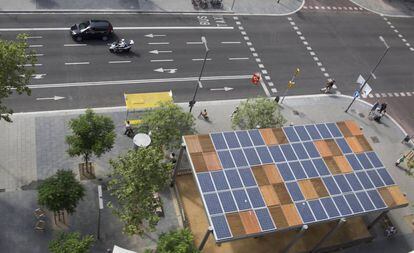 Pérgola fotovoltaica, con placas solares en la cubierta, en la plaza del Centre