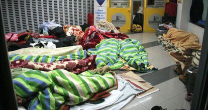 Temporeros desalojados del polideportivo municipal duermen en un cajero de &Uacute;beda.