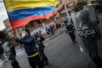 Los manifestantes protestan contra la brutalidad policial durante la huelga nacional del 1 de mayo.
